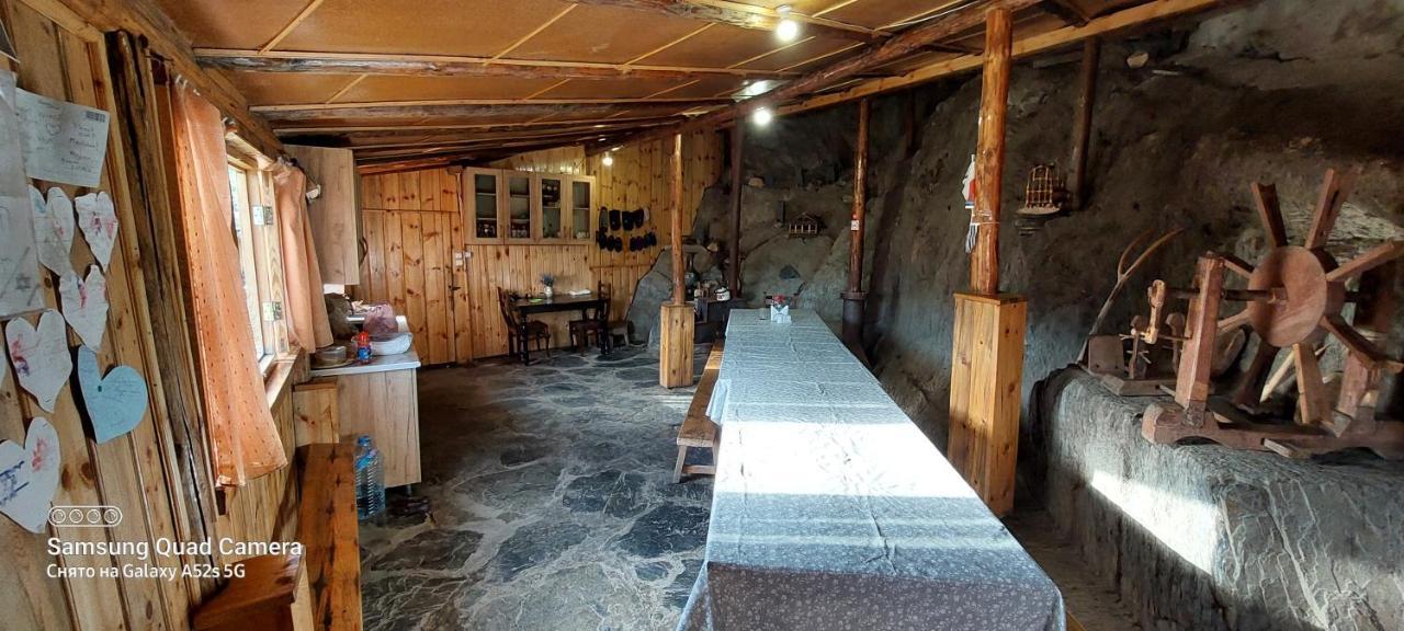 Guest House Tsasne Omalo エクステリア 写真